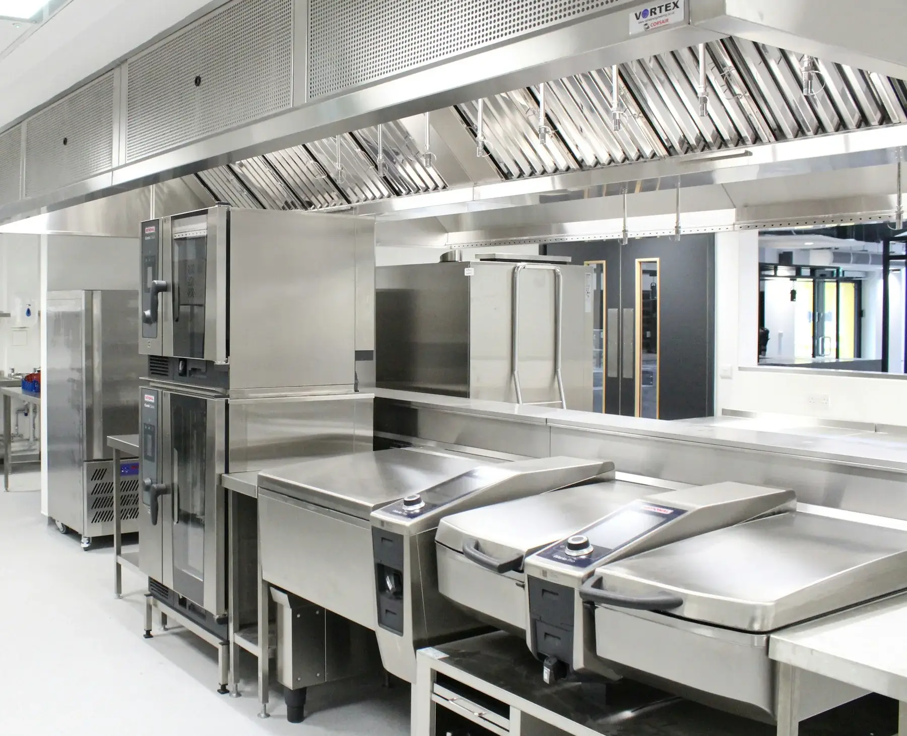 Cocina profesional con hornos mixtos y sistemas de cocción multifunción